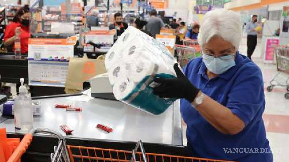 Piden boicotear a Walmart por rechazar a adultos mayores como empacadores