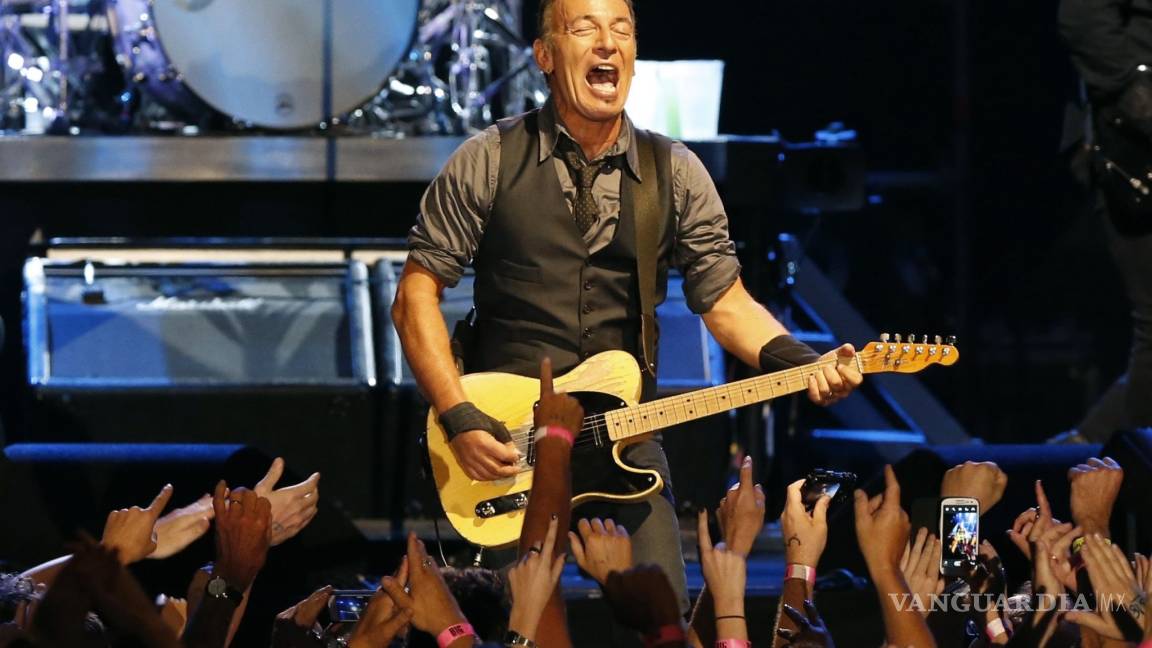 Pareja se compromete en concierto de Bruce Springsteen