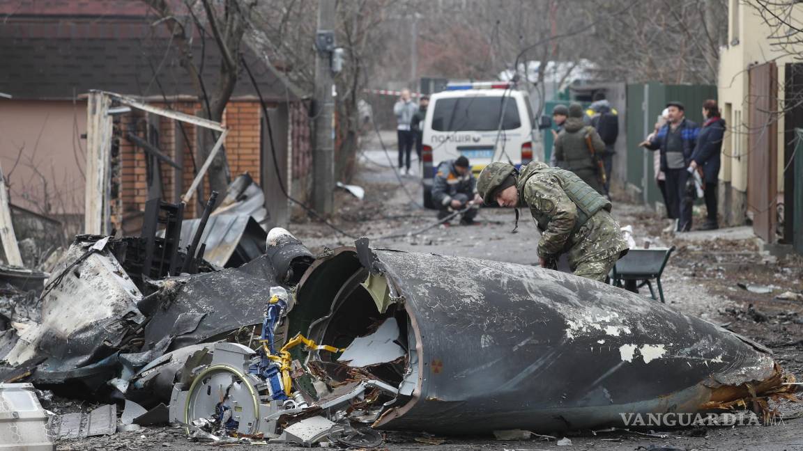 $!Un soldado observa los restos de un avión militar derribado durante la noche del 25 de febrero de 2022 en Kiev, Ucrania. EFE/Sergey Dolzhenko