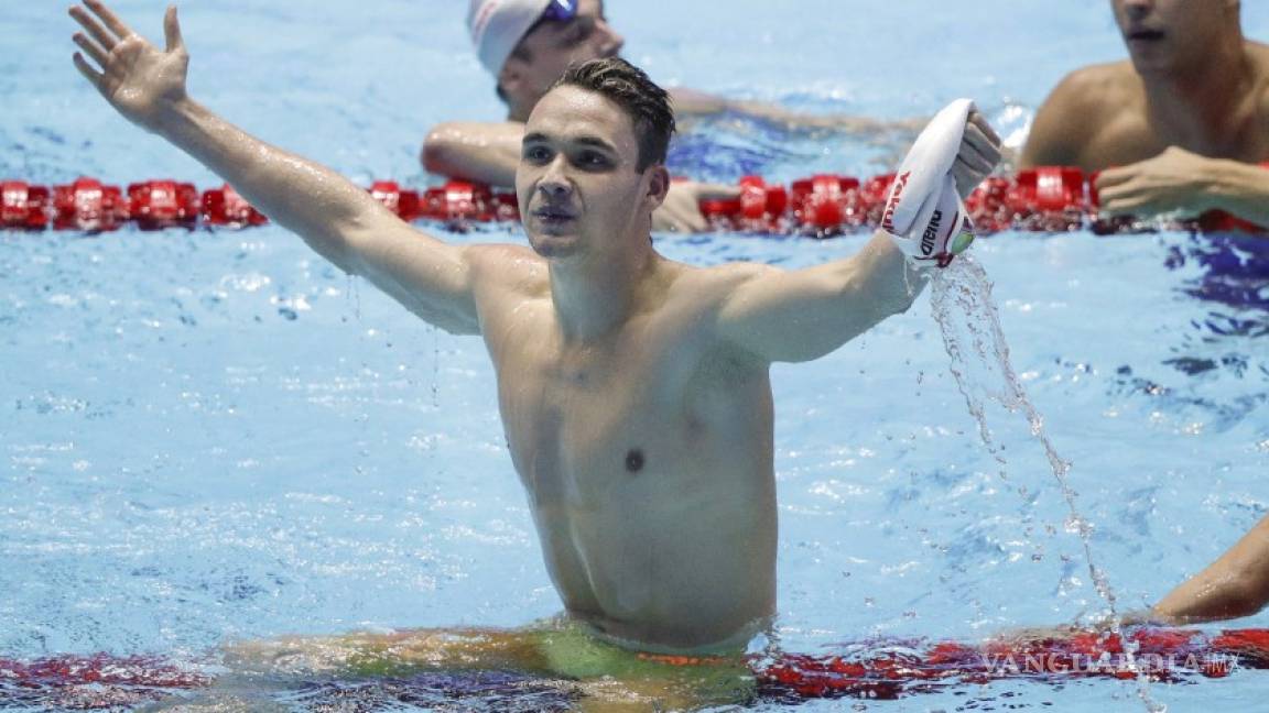 Nadador de 19 años supera el récord de Michael Phelps