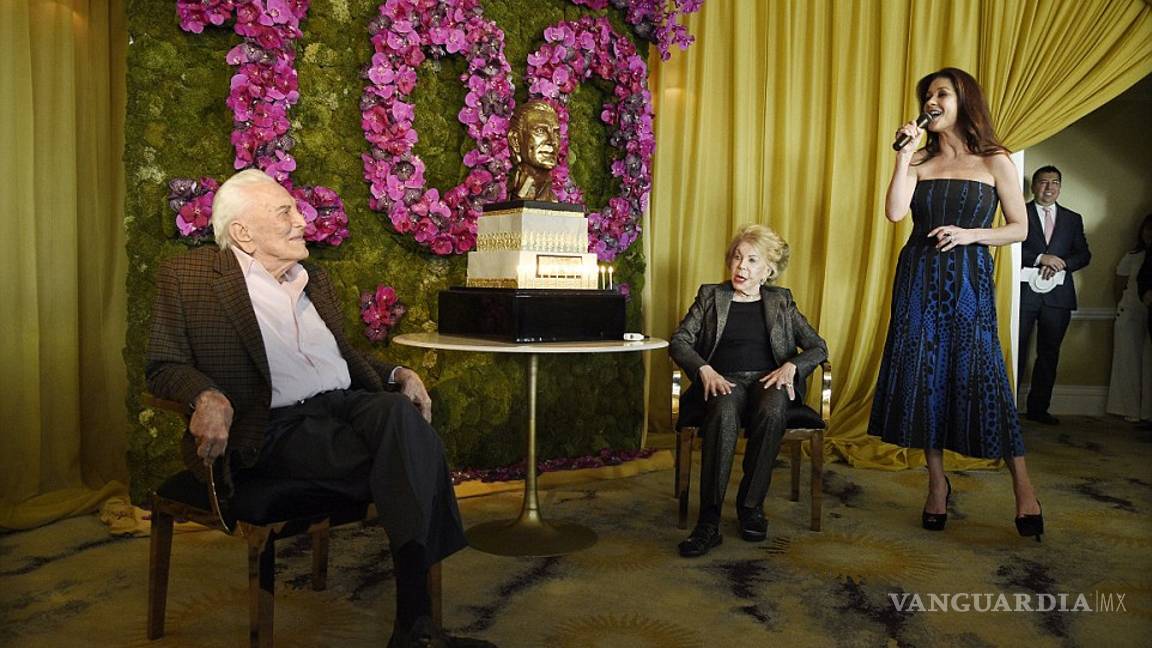 $!Así festejó Kirk Douglas sus 100 años