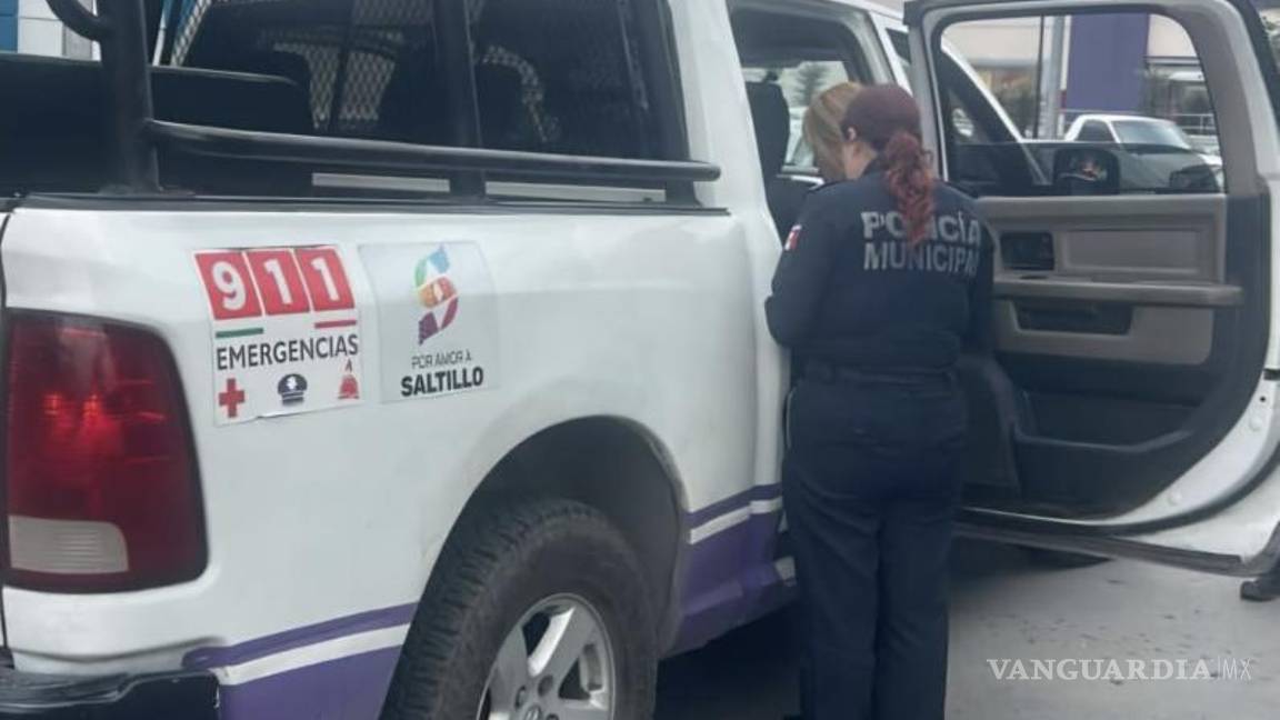 $!Elementos de la Policía Preventiva acudieron al reporte de una mujer en crisis emocional en el cruce de Emilio Carranza y Presidente Cárdenas.