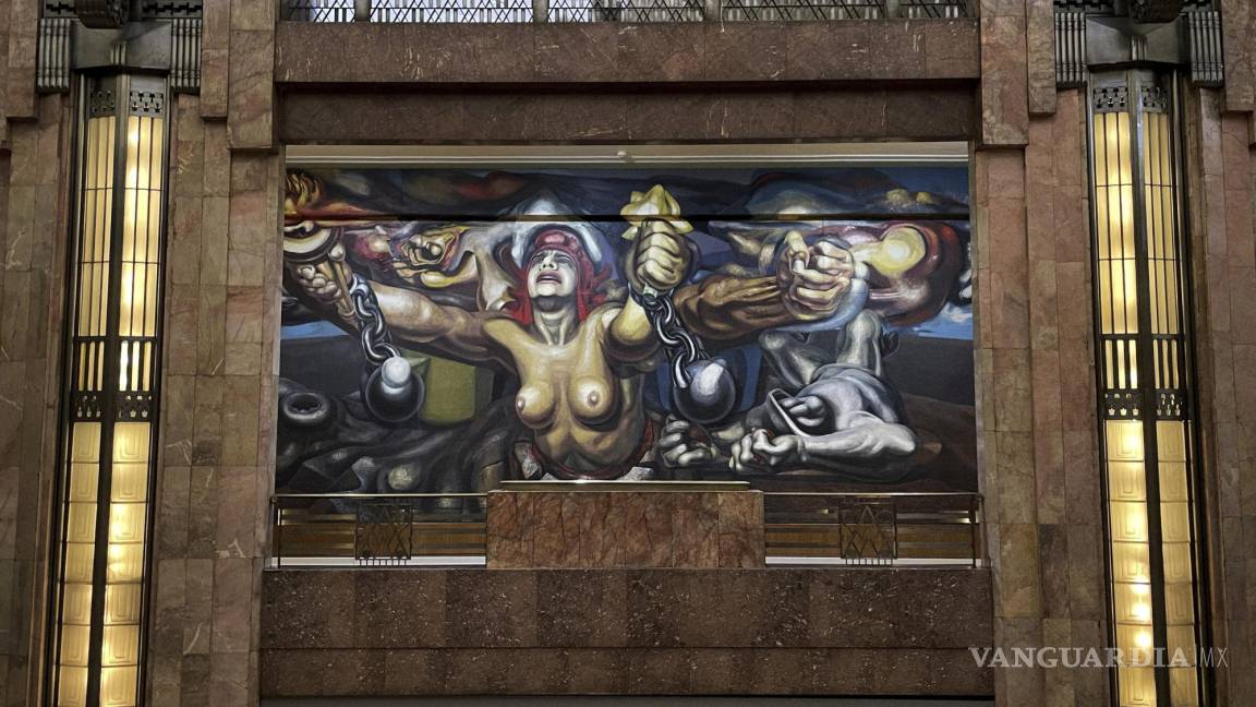 $!El mural Nueva democracia del artista mexicano David Alfaro Siqueiros se exhibe en el Palacio de Bellas Artes, en la Ciudad de México.