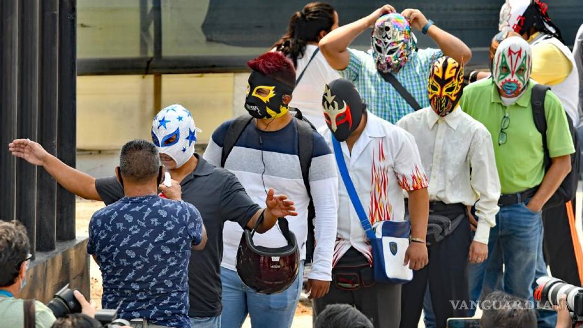Luchadores dan la pelea a la pandemia del coronavirus a dos de tres caídas en México (fotos)