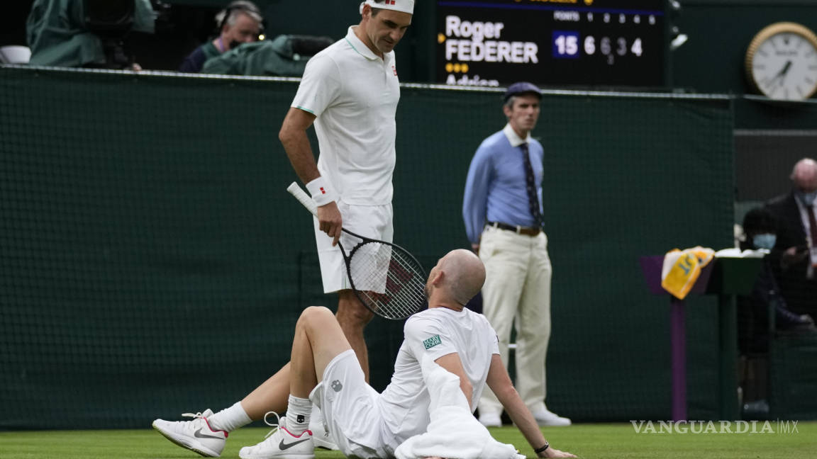 Federer sobrevive en Wimbledon gracias al abandono de su rival