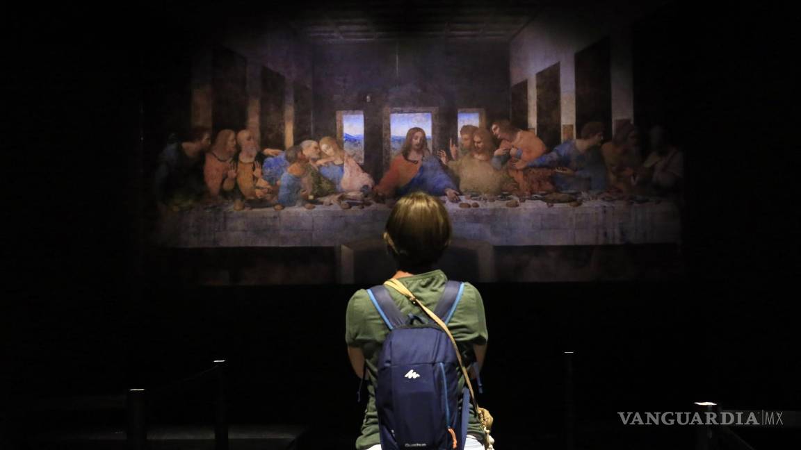 $!Una persona observa la obra La Ultima Cena de Leonardo Da Vinci exhibida en la Galería del Palacio Municipal de Puebla (México).