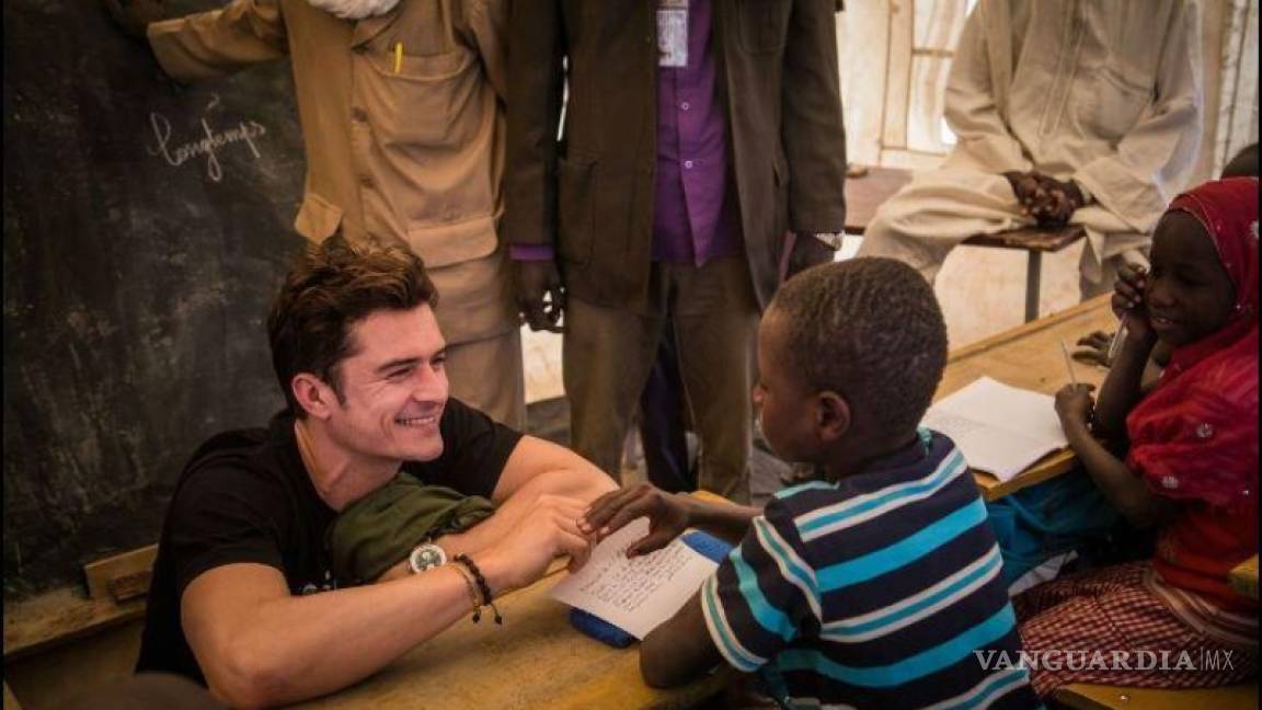 Orlando Bloom visita en Níger a niños desplazados que huyeron de Boko Haram