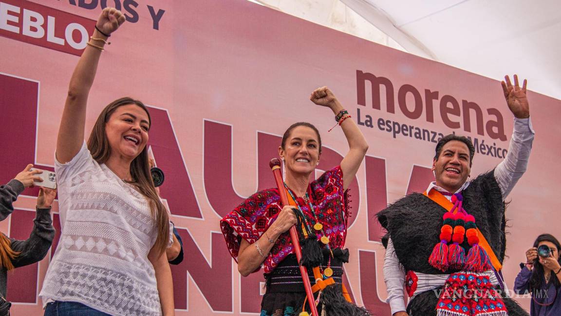 $!La candidata presidencial de Morena, Claudia Sheinbaum (c) durante un encuentro con indígenas maya, tzotzil y tzeltal en Tenejapa, estado de Chiapas (México).