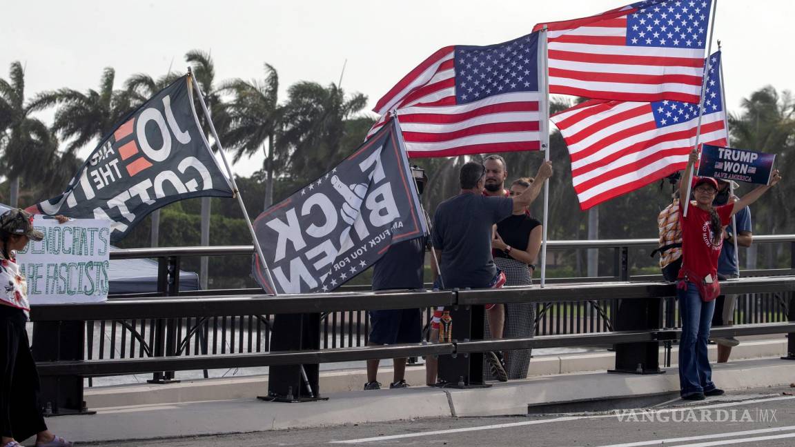 $!Partidarios del expresidente Donald Trump frente a la residencia de Trump en Mar-a-Lago en Palm Beach, Florida.