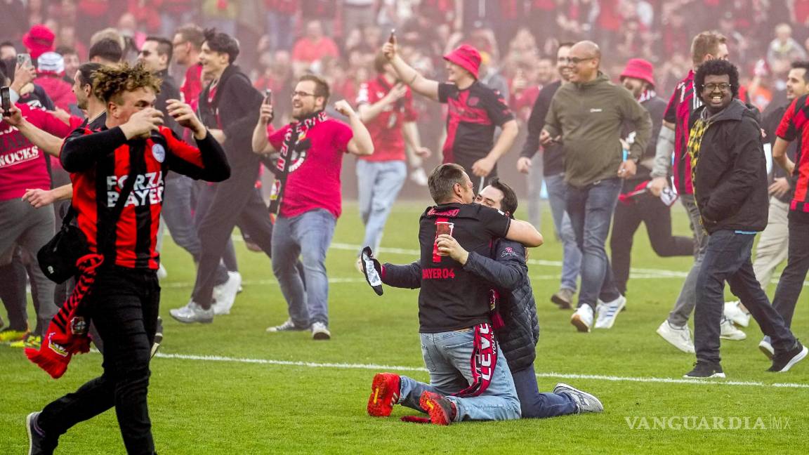 $!La cancha del BayArena se convirtió en una completa locura tras el triunfo del Leverkusen.