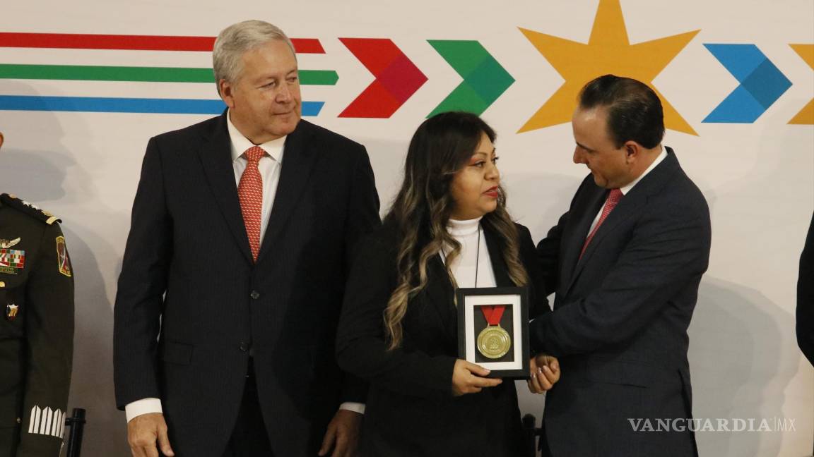 $!La viuda de Juan Antonio Mata Hernández, recibió el galardón Post Mortem.