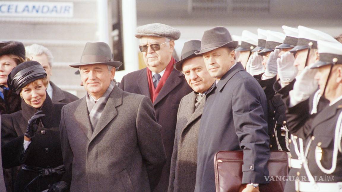 $!El líder soviético Mikhail Gorbachev llega al aeropuerto de Keflavik el viernes 9 de octubre de 1986 en Reykjavik, Islandia.