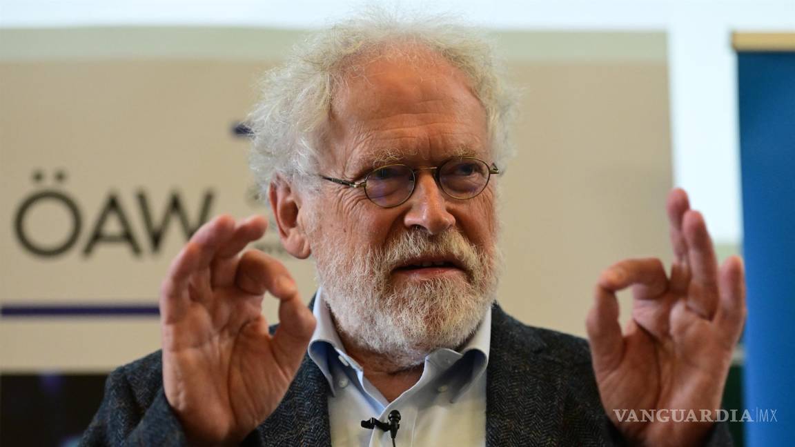 $!Anton Zeilinger da una conferencia de prensa en la Facultad de Física de Viena, Austria, el 4 de octubre de 2022 después de recibir el Premio Nobel de Física 2022.