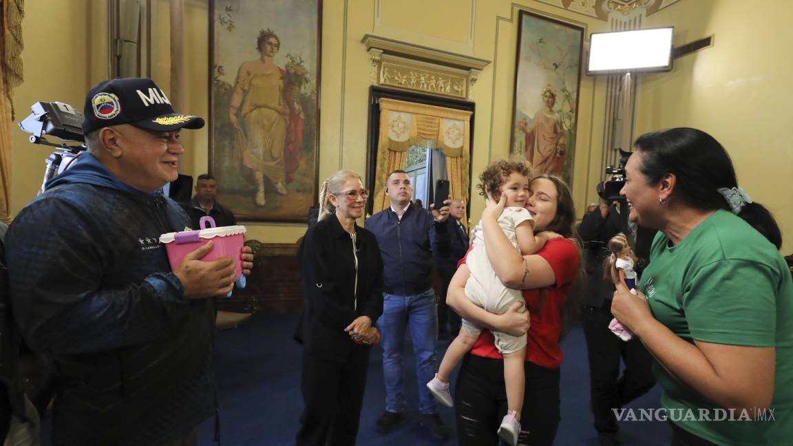 Llega a Venezuela la niña de 2 años que fue separada de sus padres deportados de Estados Unidos