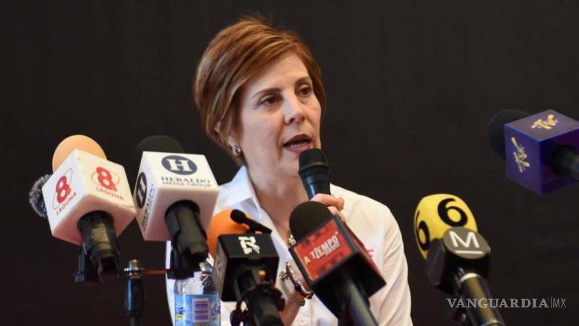 $!La señora Selina Bremer de Cepeda, Presidenta Honoraria del DIF Torreón, agradeció a las familias Gilio Hamdan e Iriarte, del grupo Coliseo Centenario, por pensar en el concierto de Montaner para ayudar a la casa cuna.