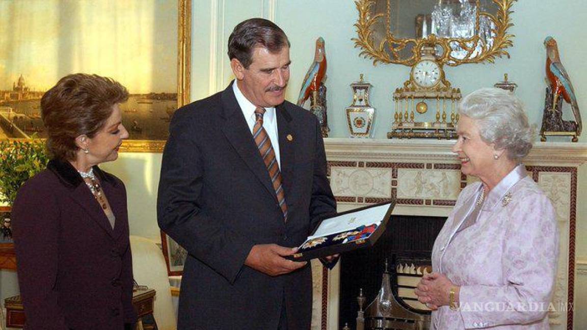 $!En la imagen el expresidente de México Vicente Fox Quezada y la primera dama Martha Sahagún en su encuentro con la reina Isabel II en Reino Unido.