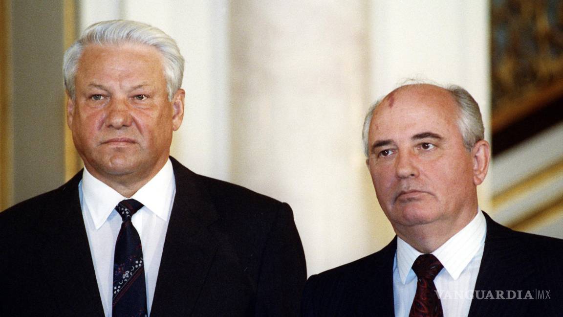 $!El expresidente soviético Mikhail Gorbachev, a la derecha, junto al presidente ruso Boris Yeltsin en Moscú, Rusia, en esta foto de 1991.