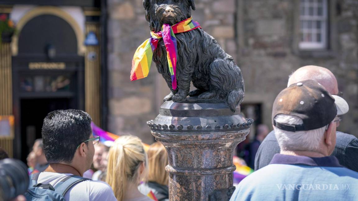 $!La estatua de Greyfriars Bobby lleva un pañuelo arcoíris durante el evento Pride Edinburgh 2022 en Edimburgo, Escocia.