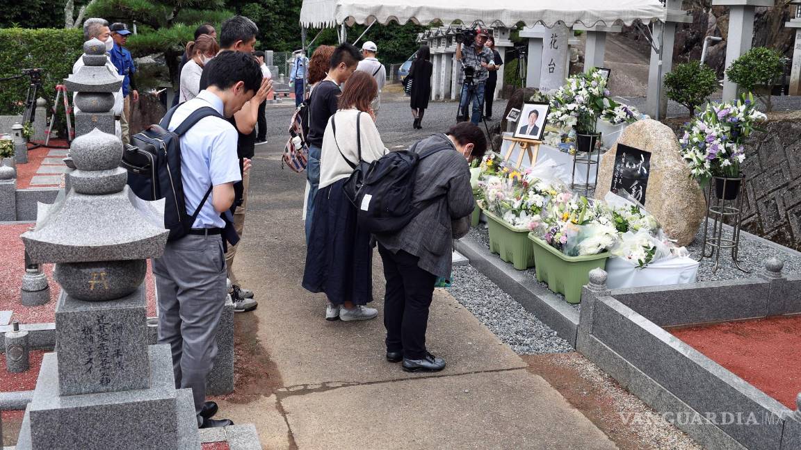 $!La gente ofrece oraciones en un cenotafio por el ex primer ministro japonés Shinzo Abe en Nara, al oeste de Japón.