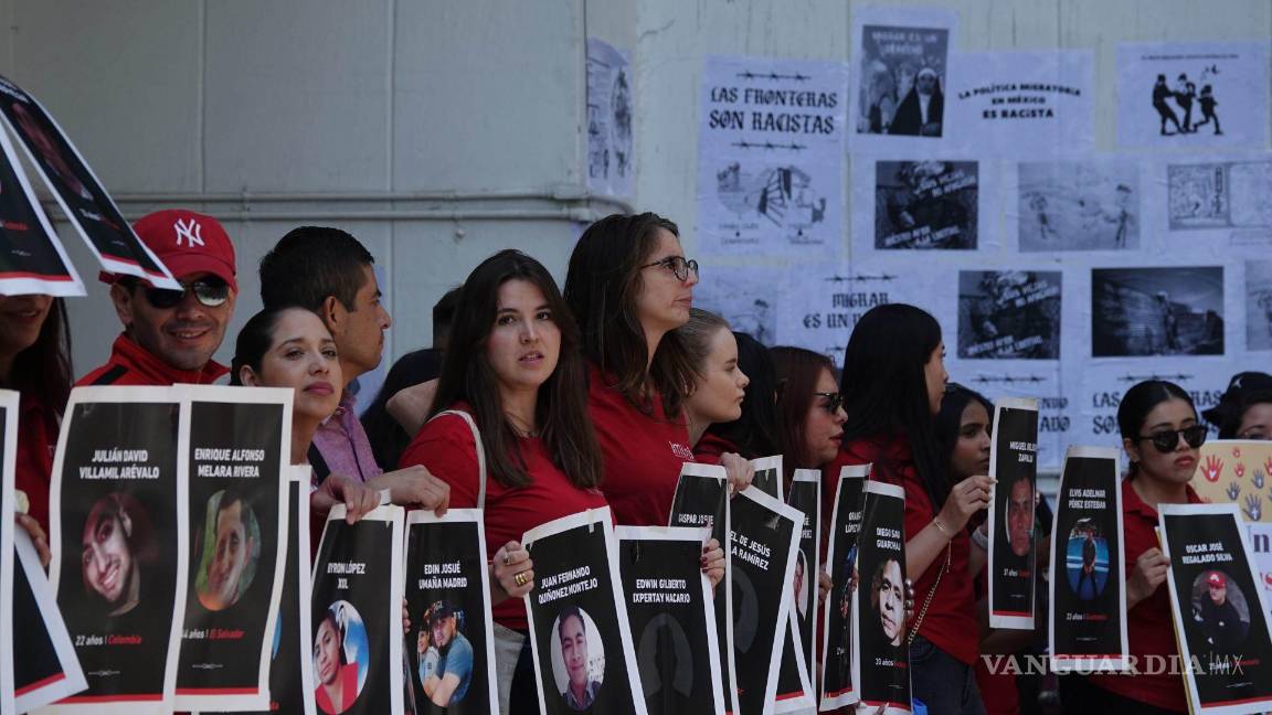 $!Integrantes del MUMI y de la organización Racismo MX protestan en las inmediaciones del INM para exigir la destitución de Francisco Garduño.