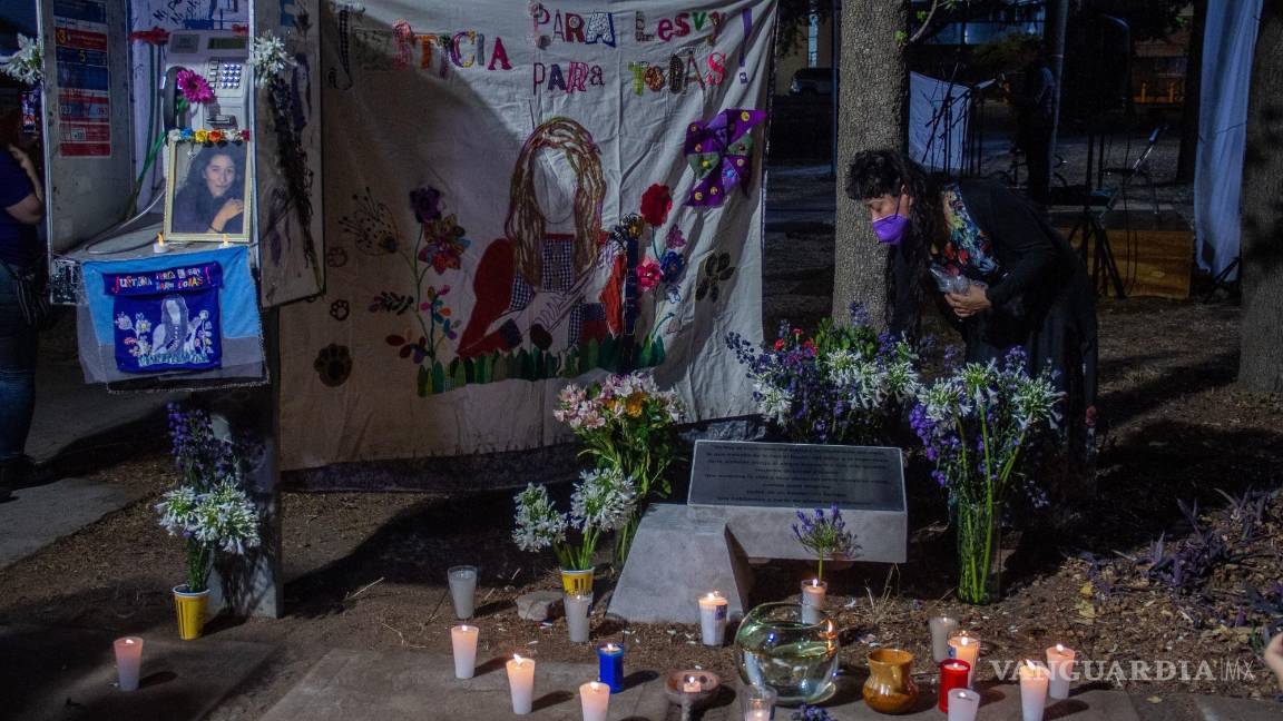 $!Memorial a Lesvy Berlín Rivera Osorio, fue encontrada muerta el 2 de mayo de 2017 en un teléfono público de Ciudad Universitaria; Aracely Osorio, su madre, encabezó el acto que se llevó a cabo en la caseta telefónica donde fue abandonada.