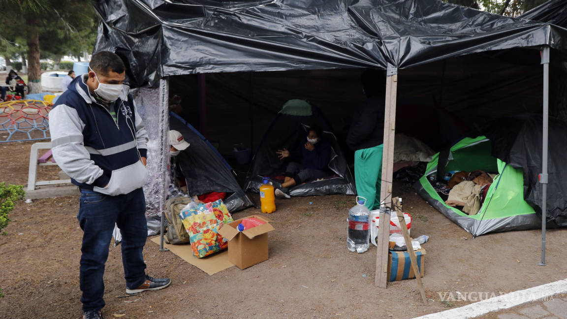 Familias improvisan refugios afuera del Hospital del Niños de Saltillo