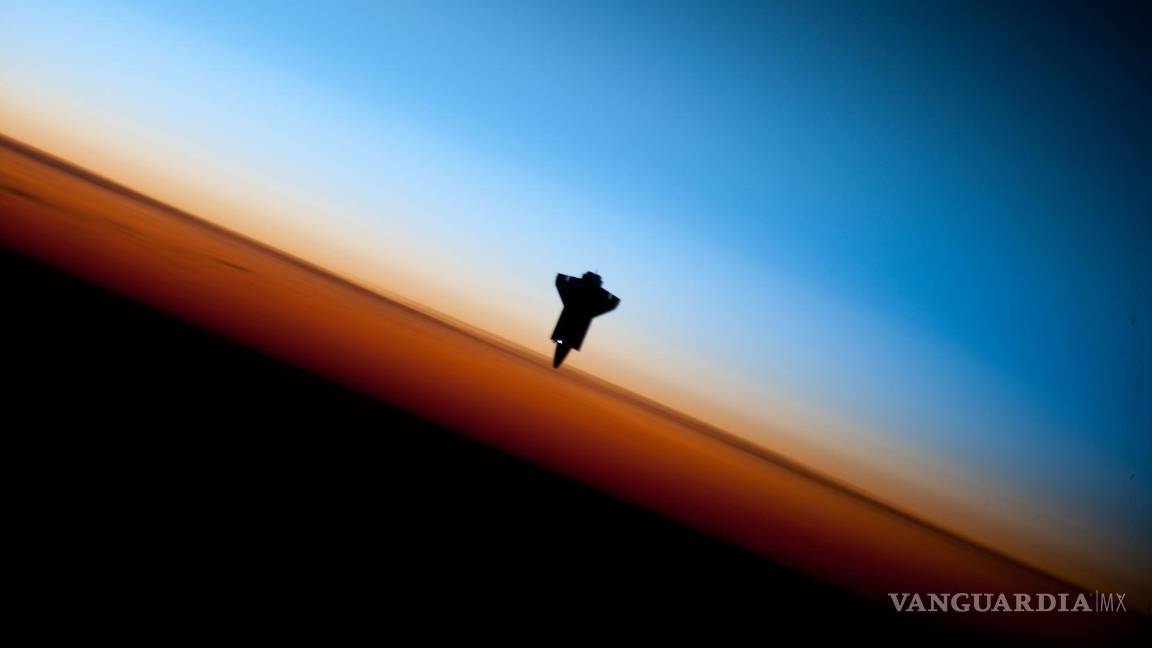 $!El transbordador espacial Endeavour en camino a acoplarse a la EEI en 2010, con la capa de la troposfera de la Tierra, en naranja, claramente visible.