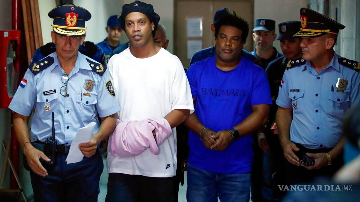 $!Ronaldinho llegó esposado a declarar ante un juzgado