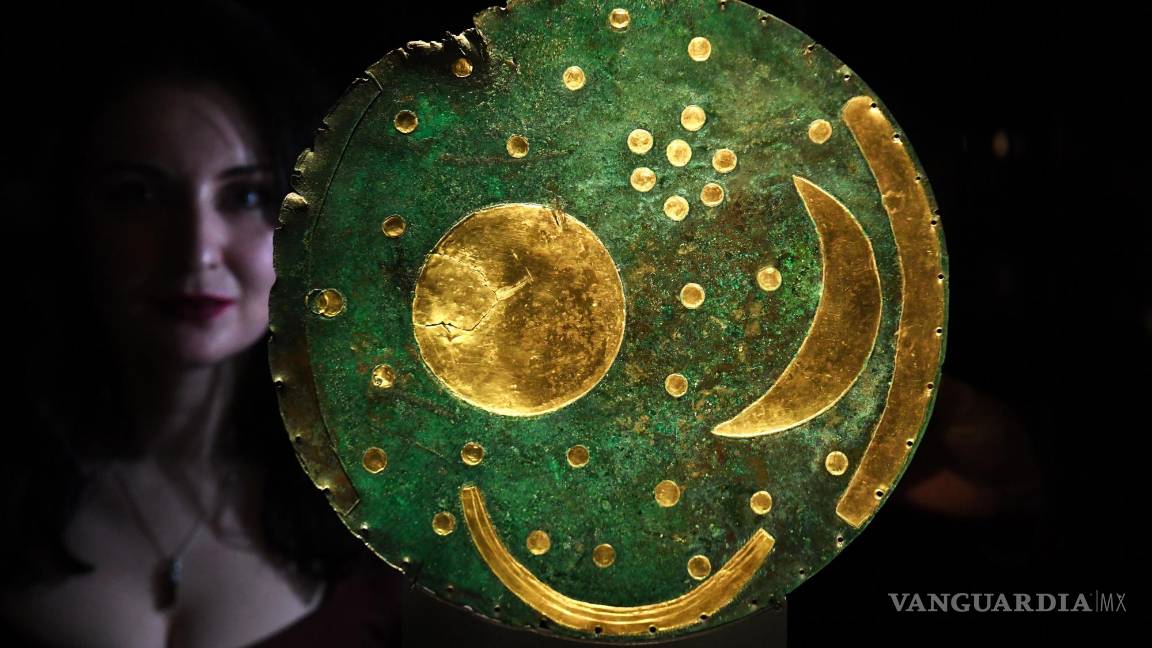 $!Una trabajadora del Museo Británico junto al Disco Nebra Sky en la presentación de la exposición El mundo de Stonehenge. EFE/EPA/Neil Hall