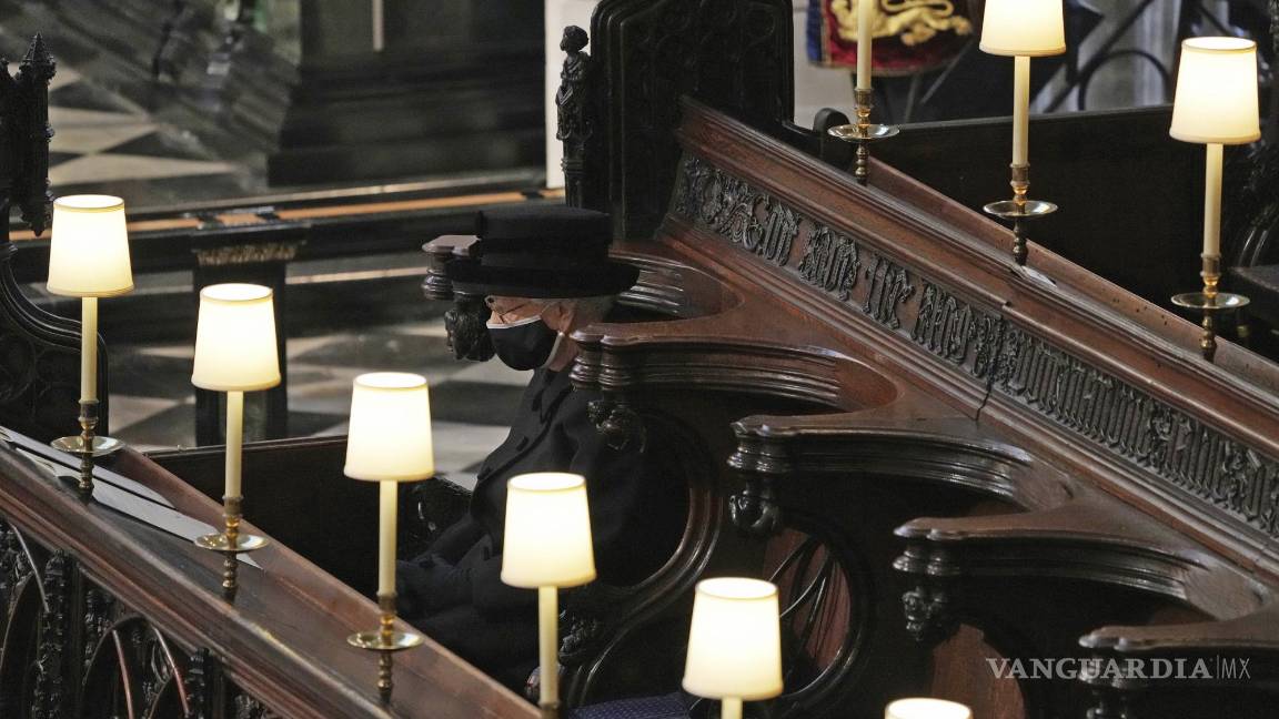 $!La reina Isabel II de Gran Bretaña en la capilla de San Jorge durante el funeral del príncipe Felipe el 17 de abril de 2021. AP/Yui Mok