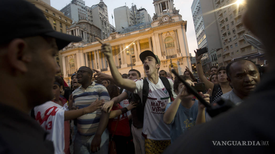Seguidores de Rousseff se enfrentan a la policía brasileña