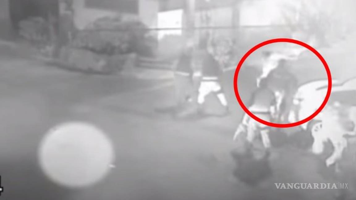 Policías golpean y detienen a enfermera que pidió ayuda tras accidente (video)