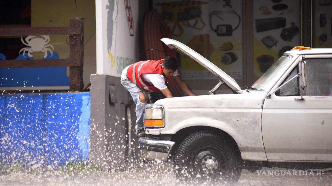 Autoridades municipales auxilian a ciudadanos ante inundaciones en Saltillo