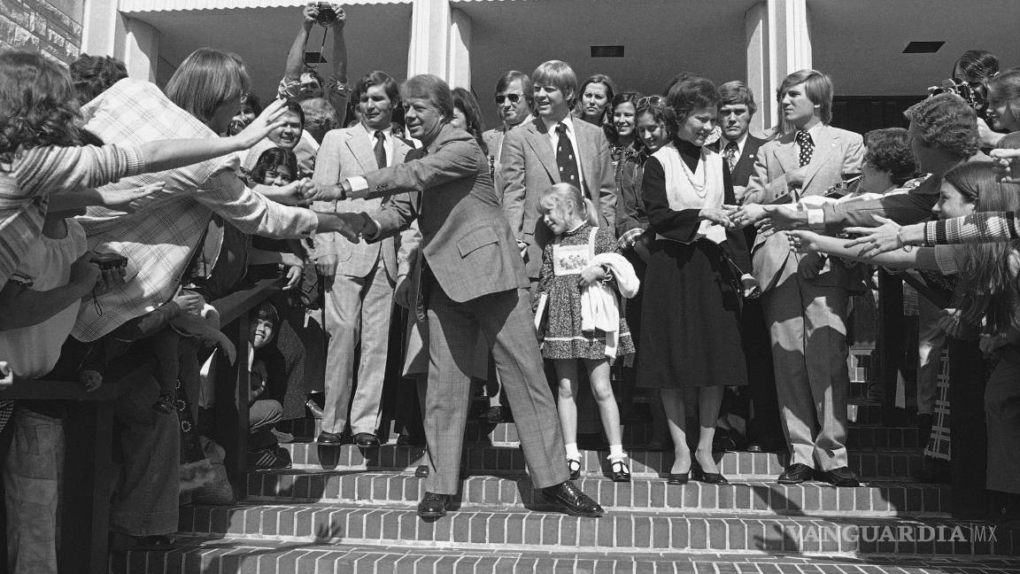$!31/10/197. El candidato presidencial demócrata Jimmy Carter y su esposa, Rosalynn Carter en la Iglesia Bautista Universitaria en Fort Worth, Texas.