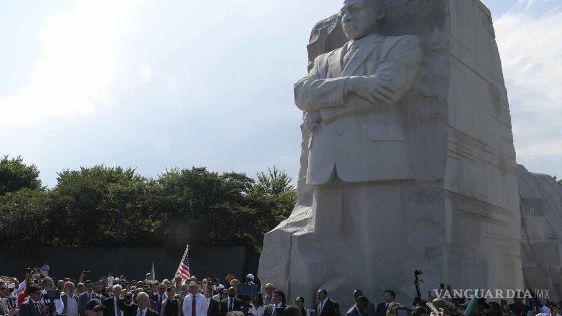 $!El presidente de México, Andrés Manuel López Obrador (i-abajo) rinde honores a Martin Luther King.
