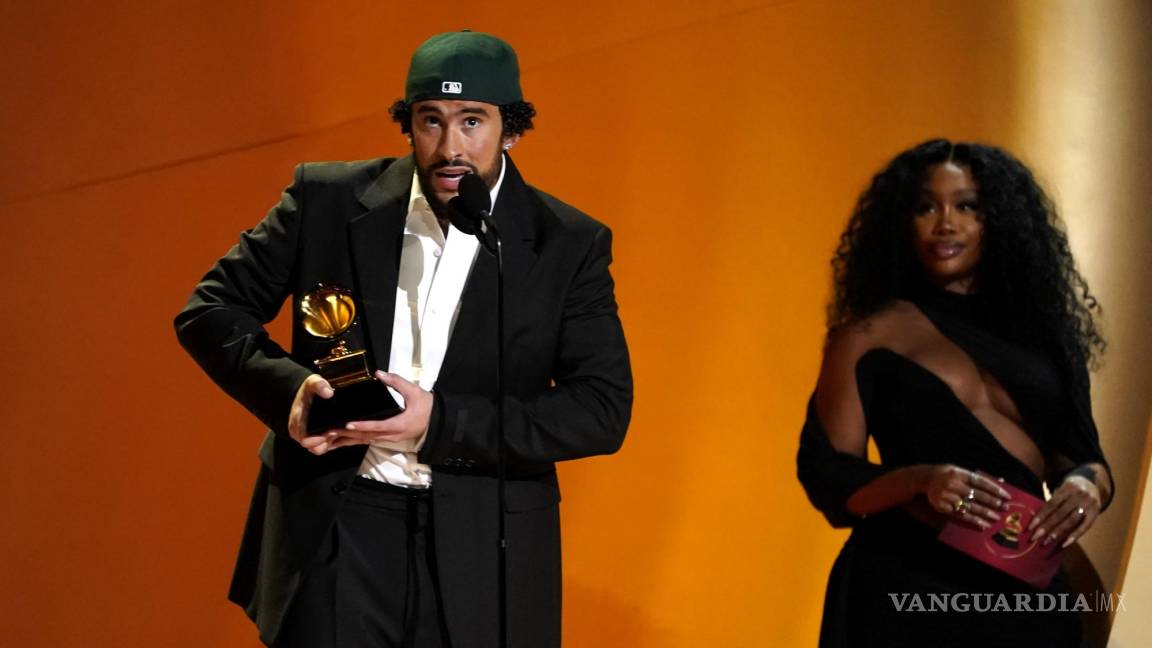 Conmueve Bad Bunny a JLo hasta las lágrimas en discurso tras ganar un Grammy