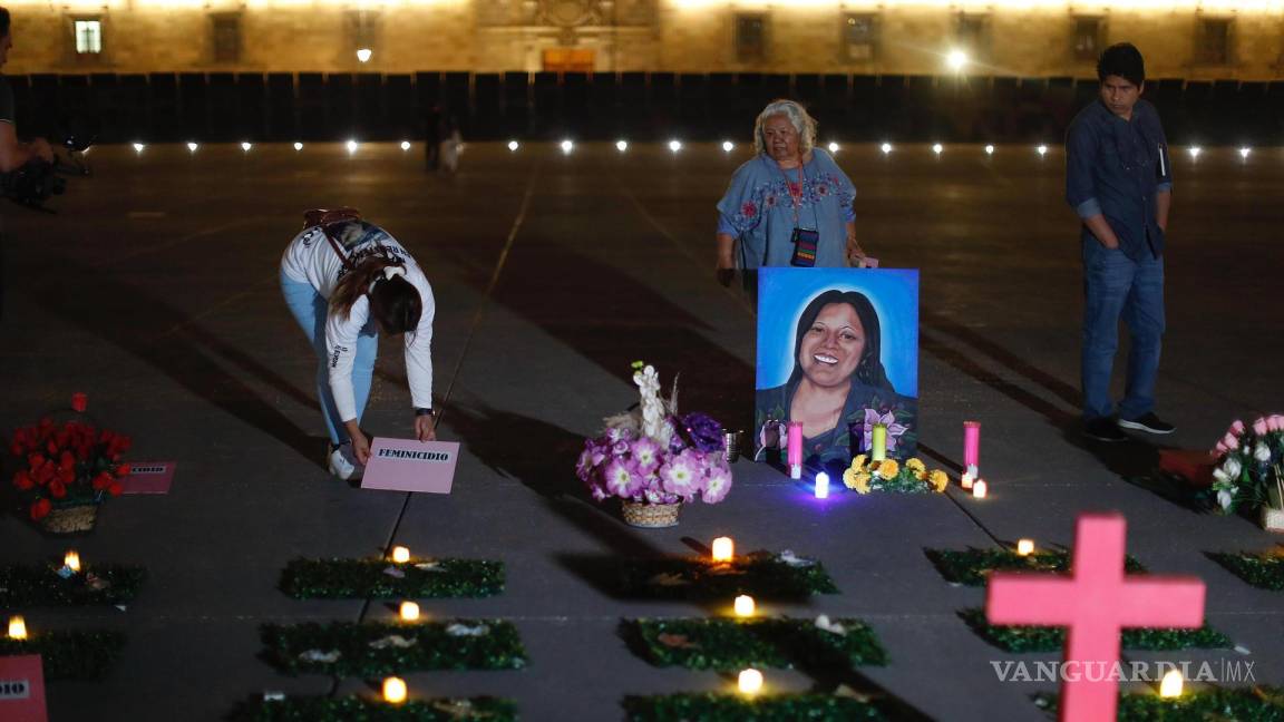 8M, cerca de 1,000 lápidas en el Zócalo de Ciudad de México recuerdan a las víctimas de feminicidio (fotos)