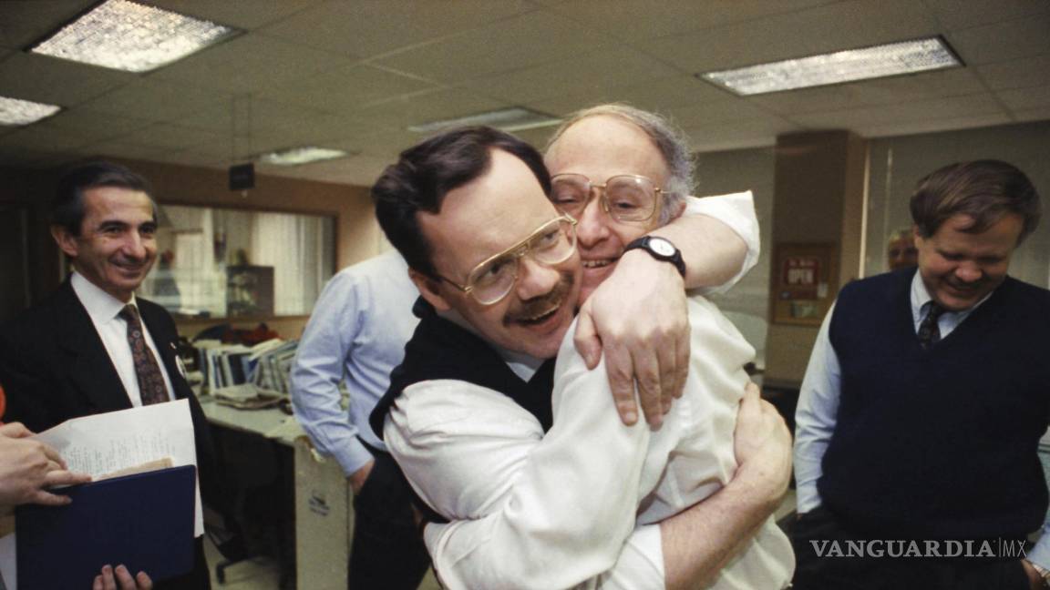 $!12/12/2021.Terry Anderson abraza a su colega Jim Abrams durante una visita a las oficinas de The Associated Press en Washington.