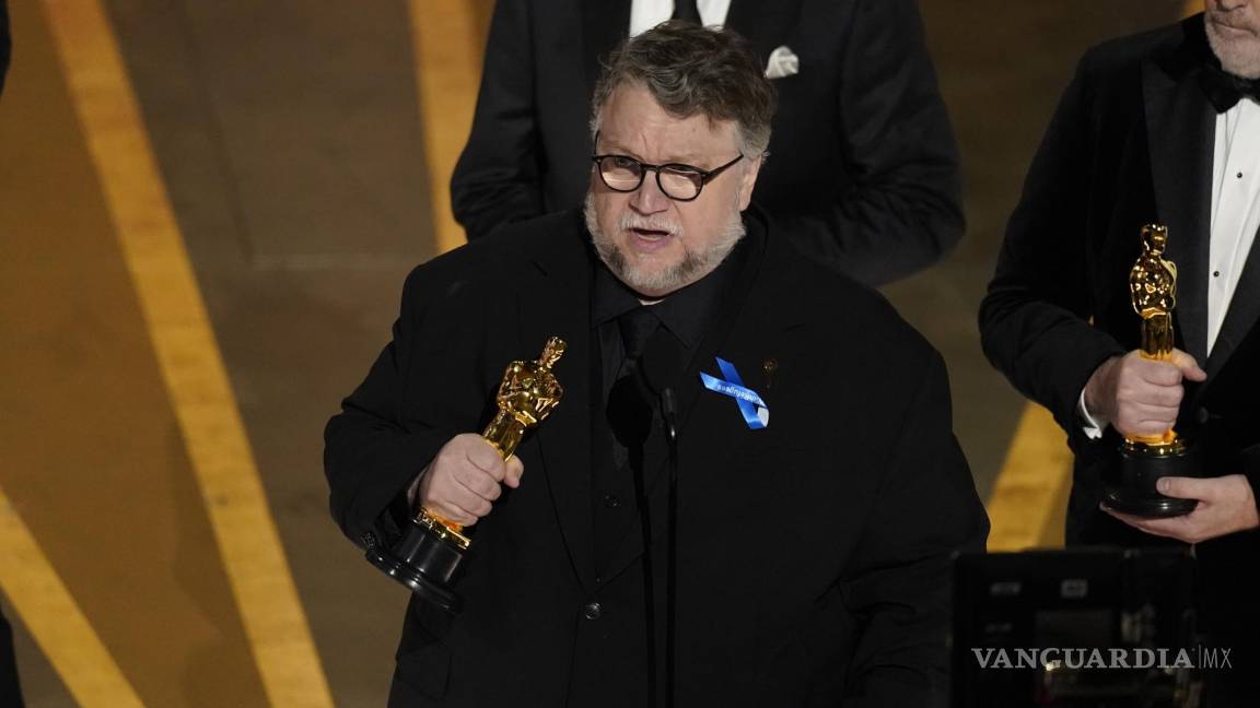 ¿Qué representa el moño azul que portó Guillermo del Toro en los Premios Oscar 2023?