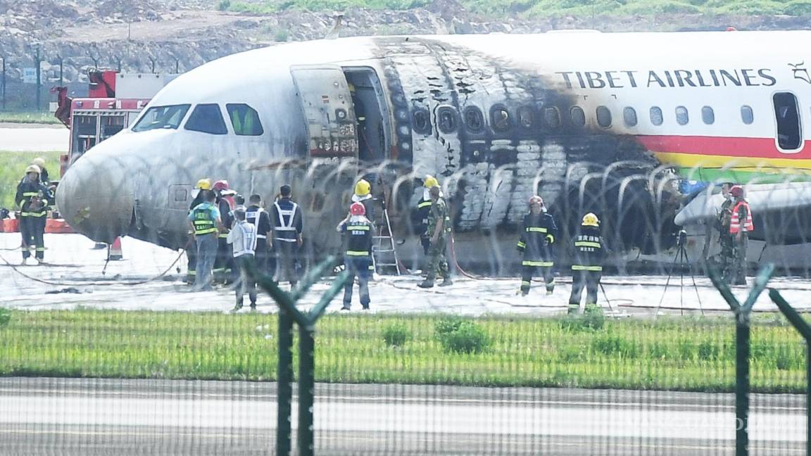 Un avión se despista y se incendia en China