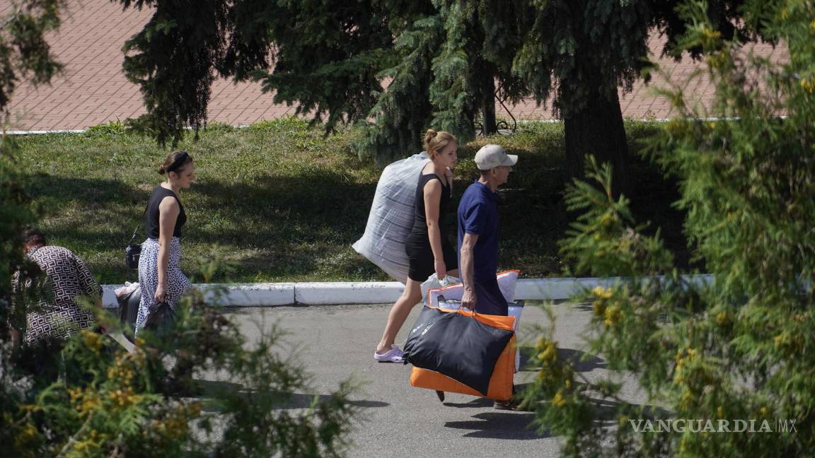 $!Civiles evacuados de la frontera de la región de Kursk llevan ayuda humanitaria a su llegada al centro de Kursk, Rusia.