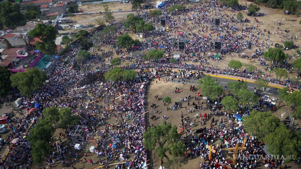 $!Miles de personas provenientes de todo el país y diversas partes del mundo, asistieron a la 182 representación del Viacrucis en calles de la alcaldía Iztapalapa. En imagen tomas aéreas desde el cerro de la estrella.