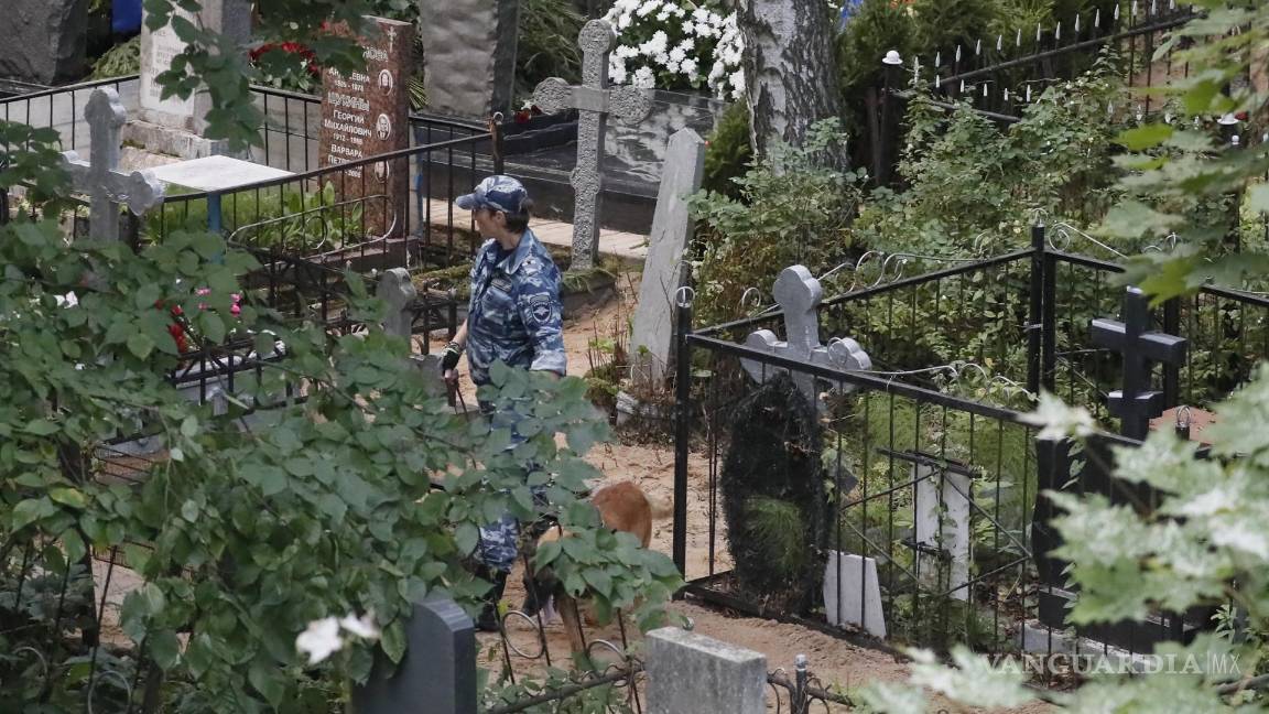 $!Un oficial de policía ruso custodia la tumba del jefe del grupo PMC Wagner, Yevgeny Prigozhin, en el cementerio de Porokhov en San Petersburgo, Rusia.