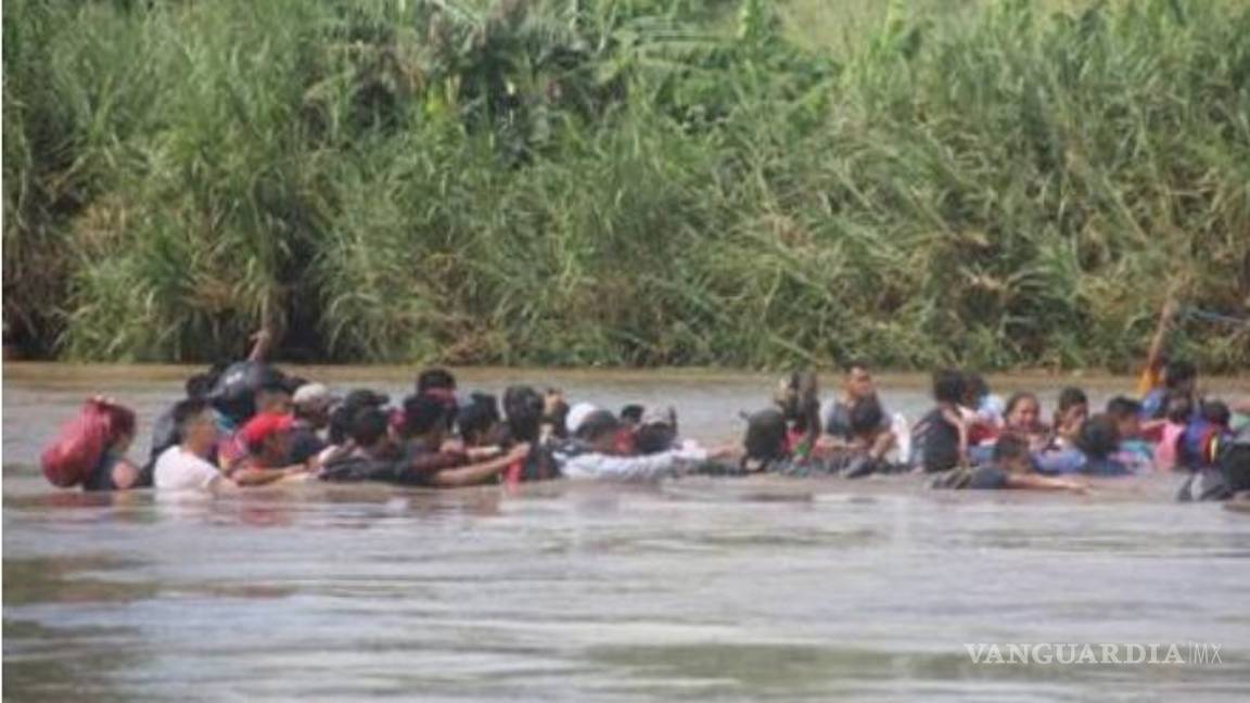 $!Caravana migrante burla cerco y cruza a pie río Suchiate