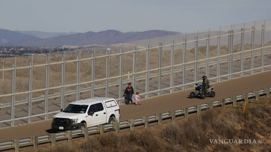 Niña termina herida al caer de cerca fronteriza entre México y EU