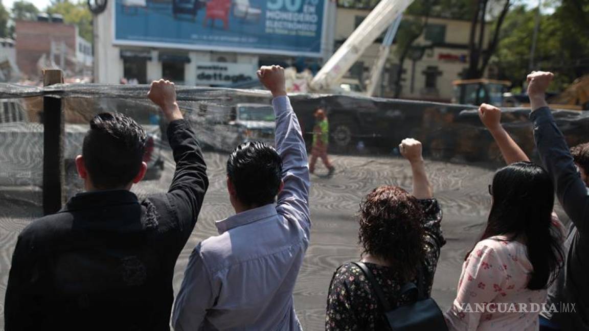 Afectados conmemoran con cadena humana el primer mes de terremoto en México