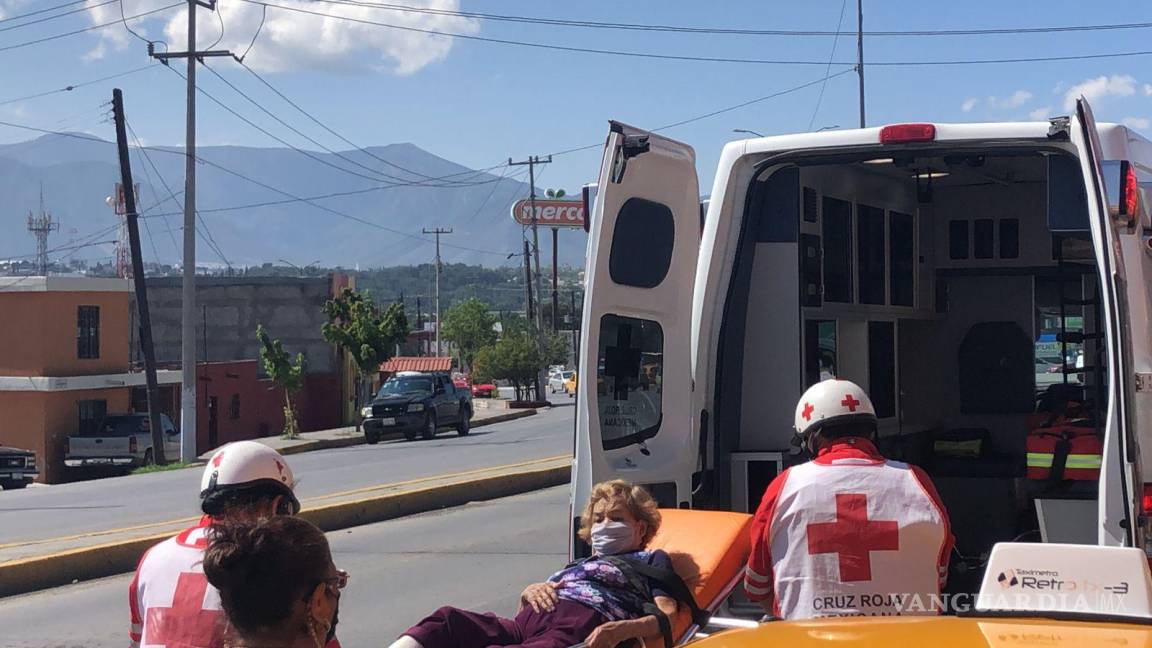 Atropella y lesiona a adulta mayor en un estacionamiento en colonia de Saltillo