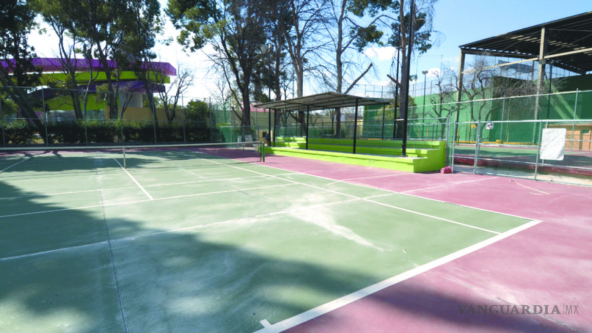 Ya muestran fallas canchas de tenis de la Ciudad Deportiva de Saltillo