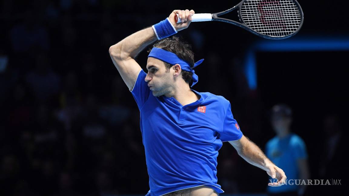 Federer lucha y sigue con vida en la Final ATP