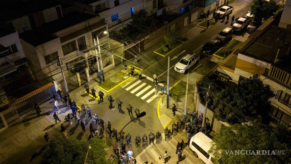 $!La casa de la presidenta de Perú, Dina Boluarte, fue allanada cerca de la medianoche de este viernes por un equipo de fiscales y agentes de la Policía.